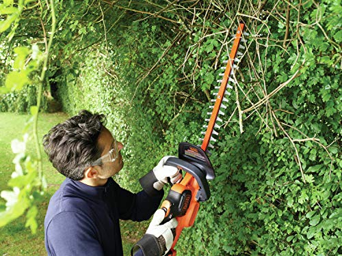 BLACK+DECKER Heckenschere Akku mit Schnellladegerät - Astschere mit Antiblockierfunktion (mit Antiblockierfunktion - 18mm Schnittstärke zum Schneiden mittelgroßer Hecken - 18V - 2,9kg) GTC18502PC*