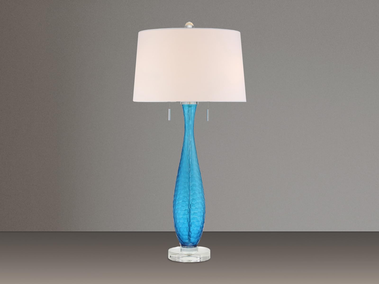 blauwe keramische tafellamp met witte stoffen kap - decoratieve