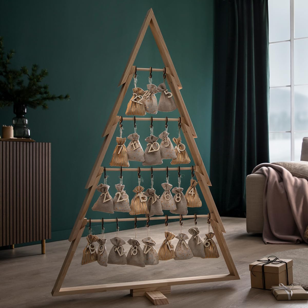 howa Deko Weihnachtsbaum XXL aus Holz mit Adventskalender 134cm hoch 8808 | XXL Deko Baum für Weihnachten mit Weihnachtskalender mit 24 Stoffsäckchen zum Befüllen und Holzzahlen, vielseitig dekorierbar
