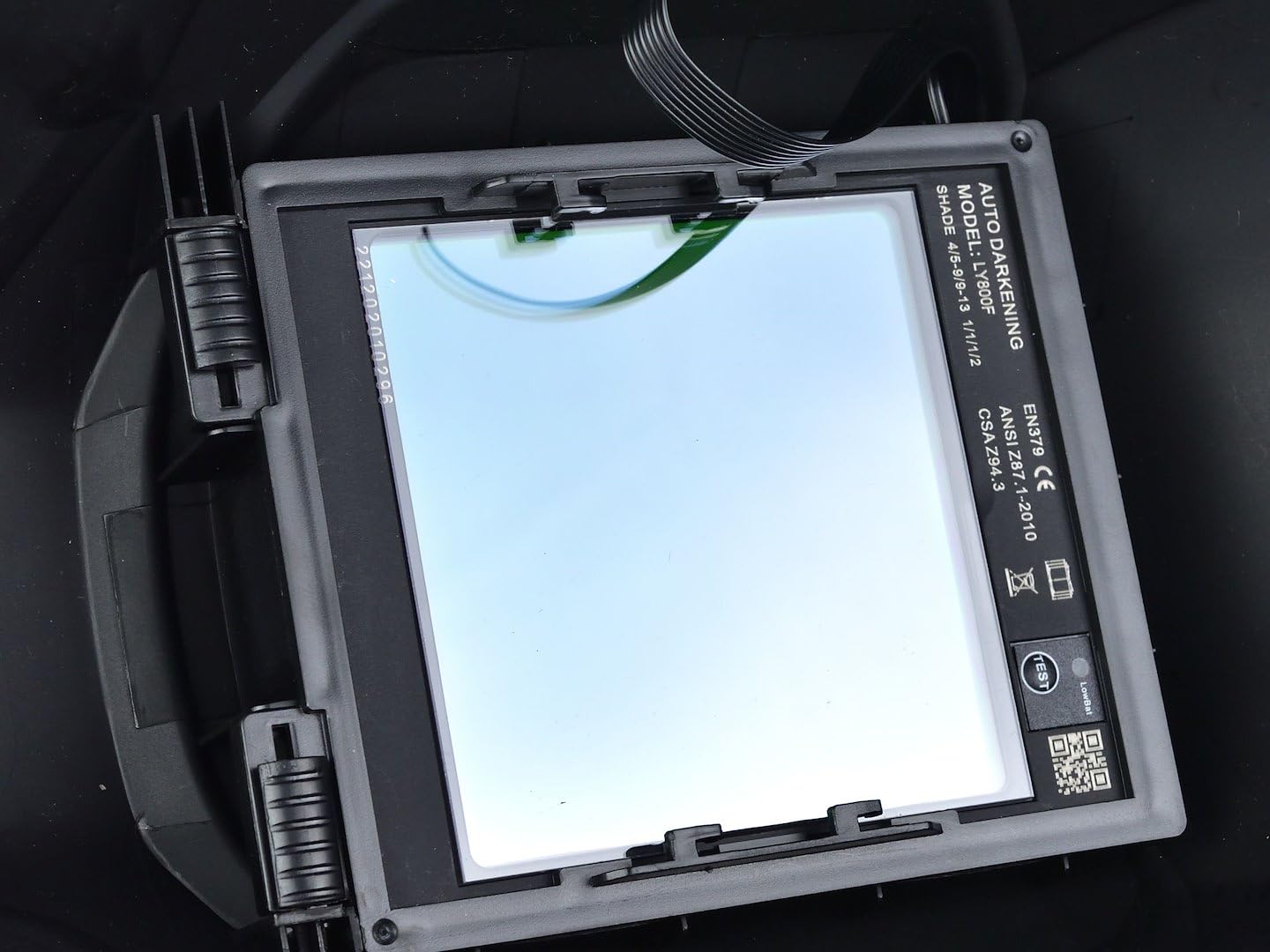 BSD Máscara de soldadura con visera grande y autooscurecimiento, para protección óptima en trabajos de soldadura y corte, adaptable a diferentes técnicas y usuarios.