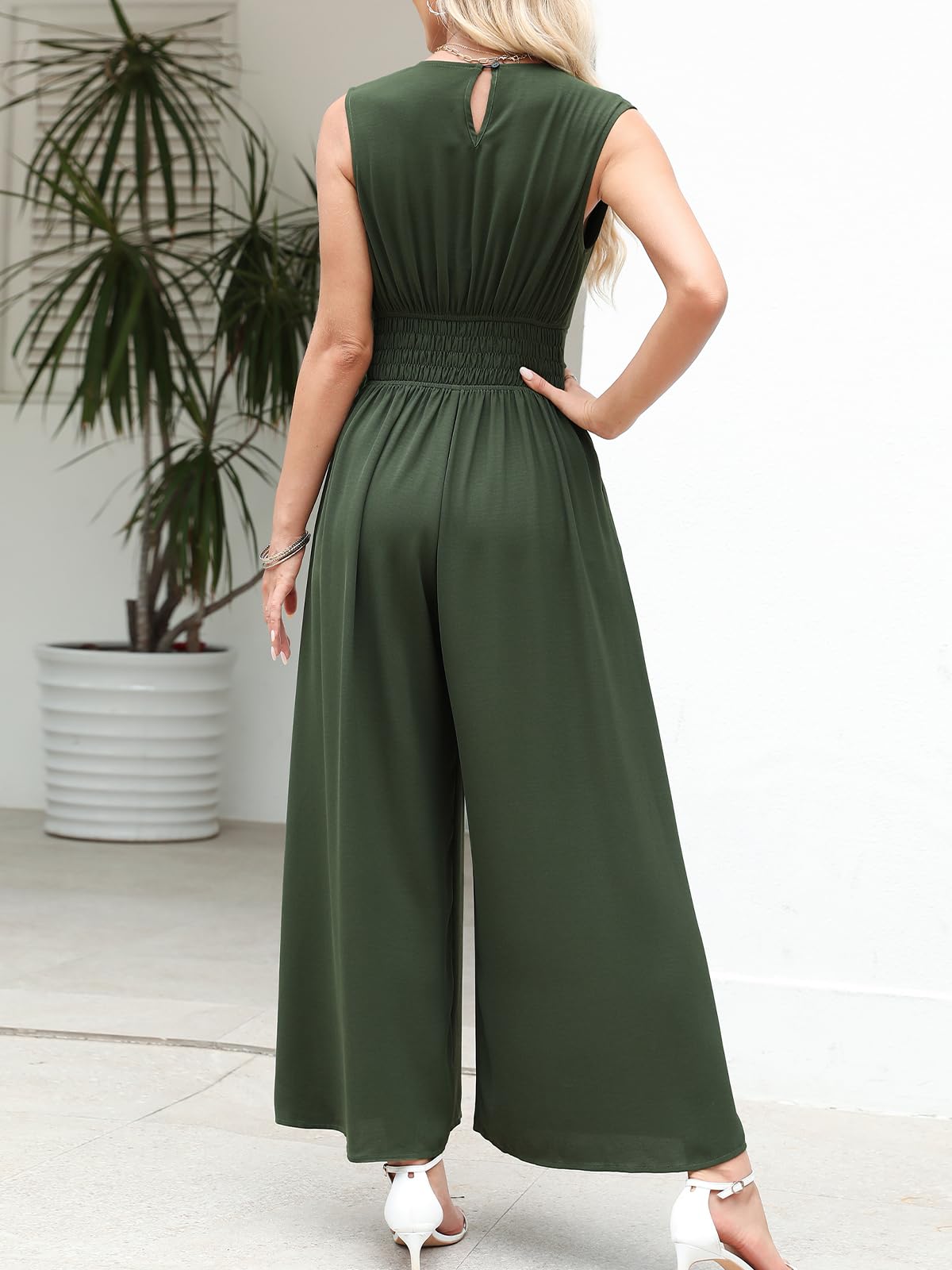 CUPSHE Damen Jumpsuit Tiefer V-Ausschnitt Ärmellos Overall Gesmokte Taille Weite Bein Sommer Elegant Playsuit mit Gürtel
