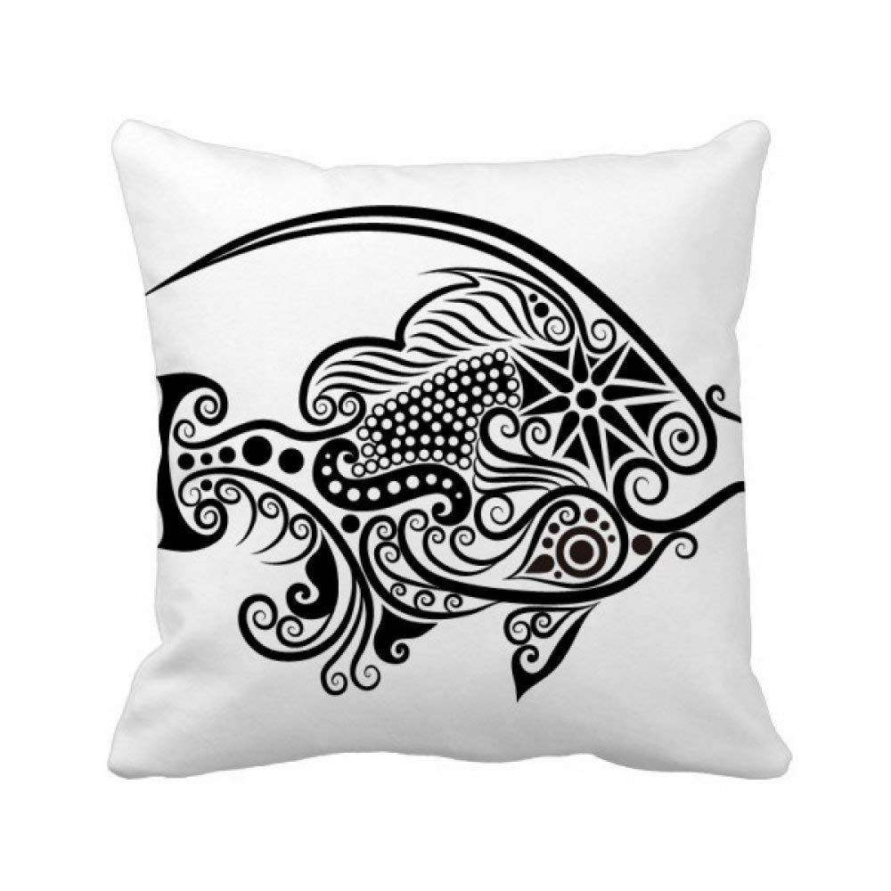 Housse de coussin carrée poisson Line idéale sur un canapé en lin