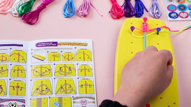 Wwtop Kit Braccialetti Dell'Amicizia Per Ragazze - 160 Pezzi Con Telaio, Perline Lettere E Ciondoli - Regalo Creativo Fai Da Te Per Bambine 6-12 Anni