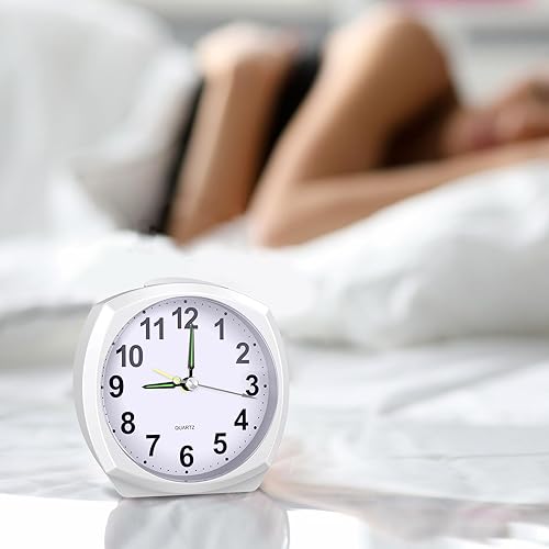 Miniatura 8 de AMIR Reloj despertador analógico que funciona con pilas, reloj pequeño silencioso sin tictac, reloj despertador de escritorio con repetición y luz,