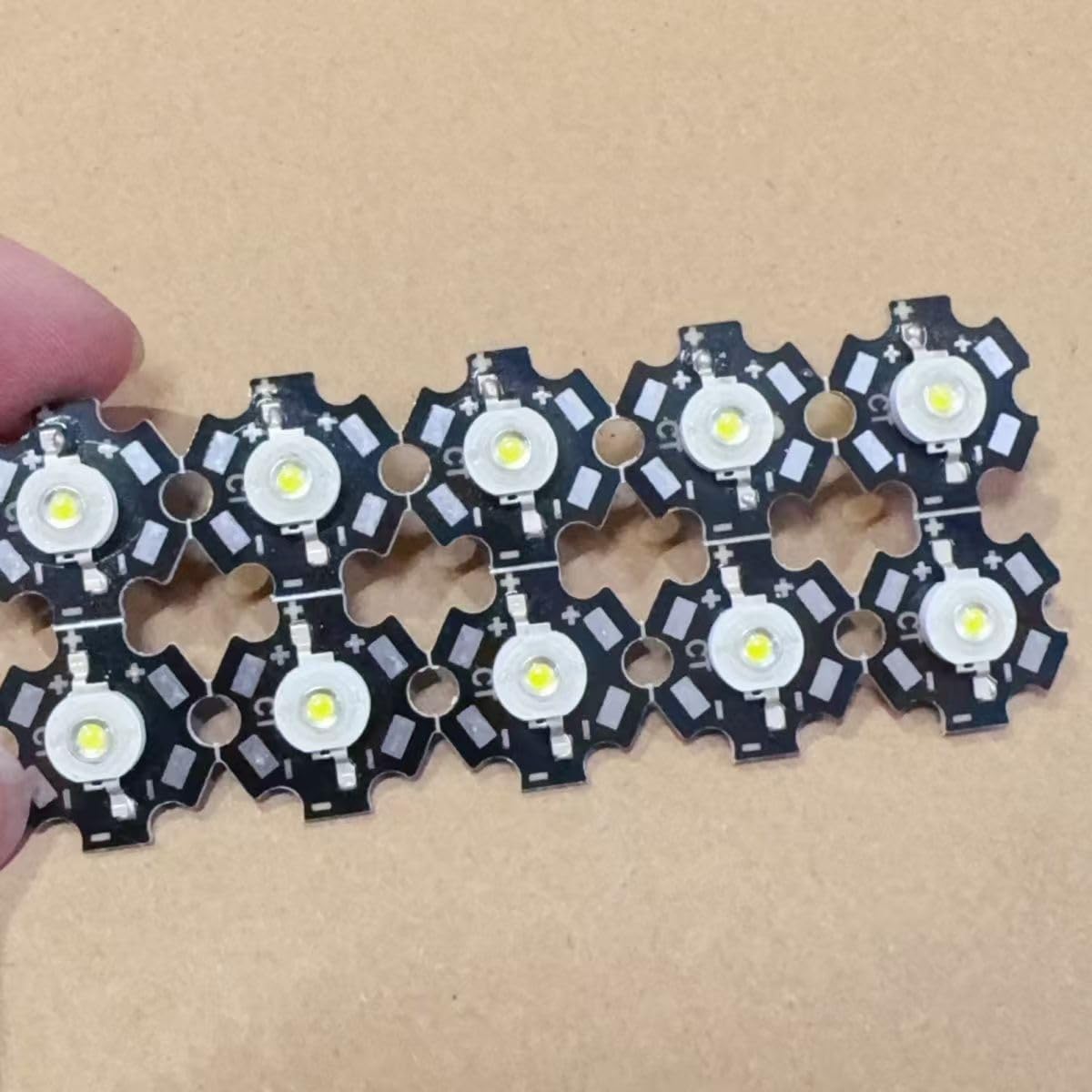 Emettitori LED ad alta potenza 3W con PCB in alluminio da 20mm-Lampadine fai-da-te ultra-luminose per torce,riflettori e luci a soffitto (50 pezzi / 3W-Verde 520NM)