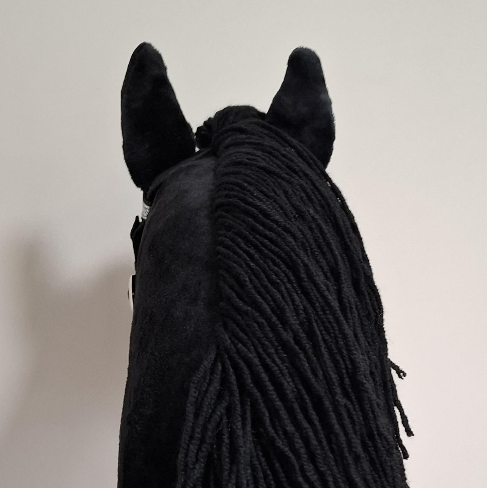 Generisch Steckenpferd A3 Schwarz – Realistisches Hobby Horse Pferd mit Abnehmbarer Trense & Langer Mähne – Großes Steckenpferd für Kinder, Hobby Horsing & Reitsport – Handgefertigt mit Zubehör