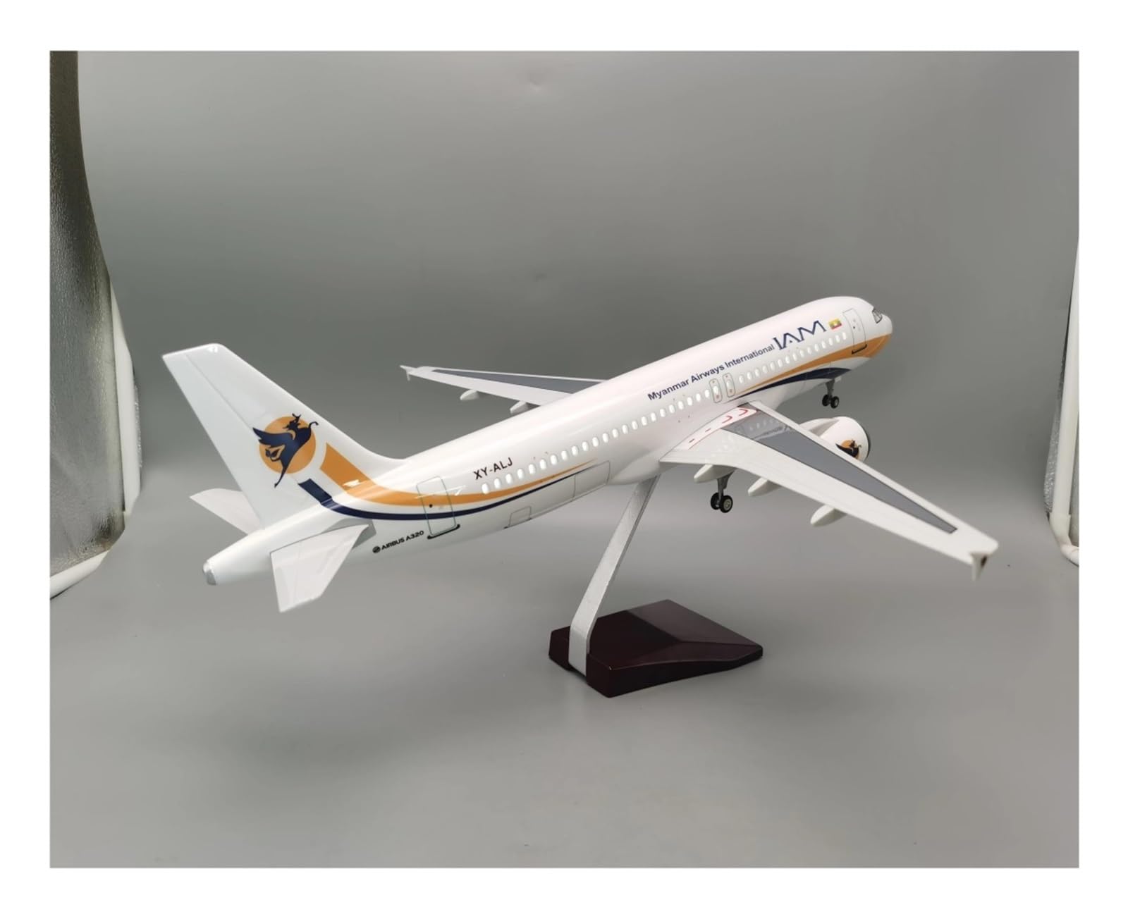 Odlewane zabawki samolotowe w skali 47 cm dla 320 samolotów A320 NEO Birma lekki Model z podwoziem i światłami Modele samolotów z odlewu ciśnieniowego z żywicy do zbierania i wyświetlania (z lampą)
