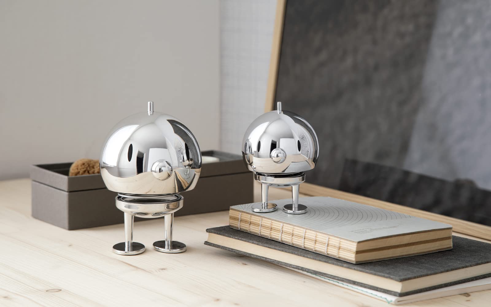 Hoptimist Bumble Wackelfigur & Glücksbringer, Skandinavische Deko Figuren für Wohnzimmer, Schreibtisch, Büro, Bürodeko & Lustige Kleine Geschenke, 7,5 x 8,5 x 10,7 cm, Medium, Chrom