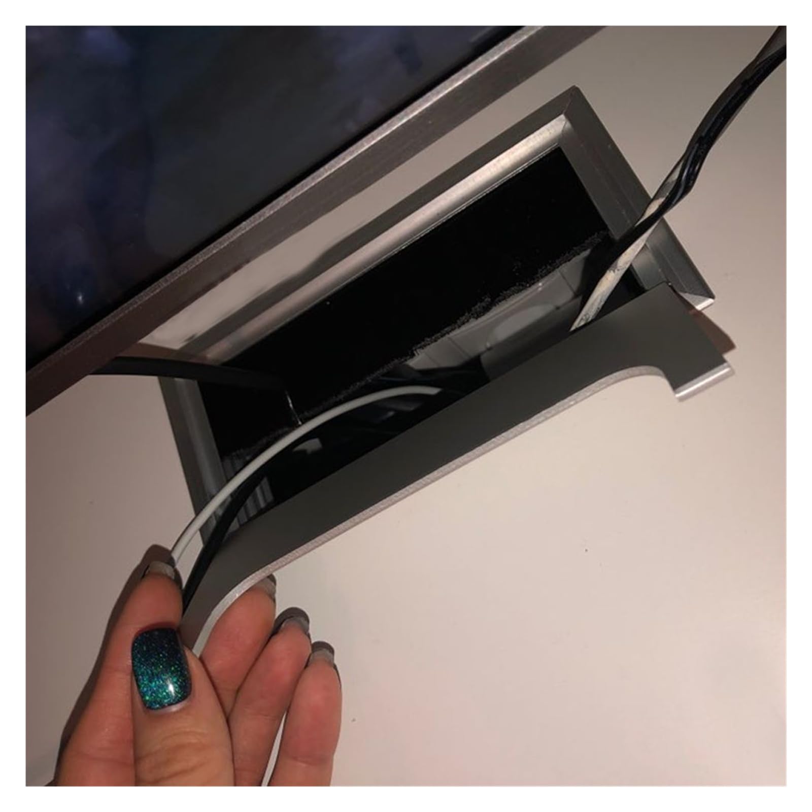 Przelotka kablowa na biurko ze stopu aluminium z czarną szczotką, trwała prostokątna pokrywa otworu i port przewodowy do PC i stołu biurowego (czarna, 80 x 280 mm)