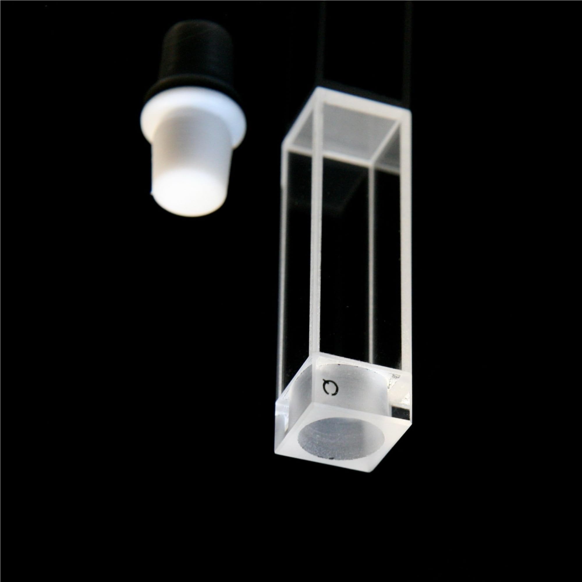 Celda de cuarzo fluorescente con tapón de PTFE: trayectoria de luz de 10 mm, volumen de 3,5 ml, 4 ventanas, rango espectral 190-2000 nm