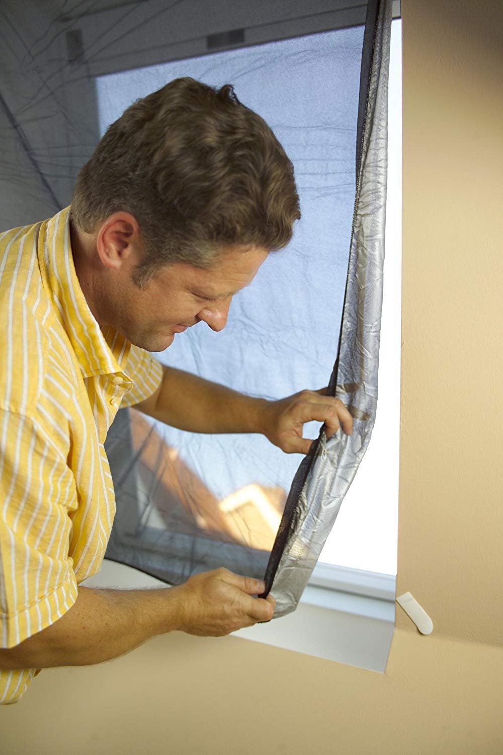2 Stück tesa Fliegengitter für Dachfenster, mit Sonnenschutz, beste tesa Qualität, 1,2m x 1,4m
