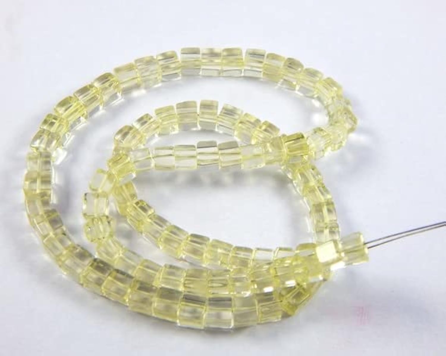 Perles en quartz citron en cubes 3D pour la création de bijoux raffinés de haute qualité