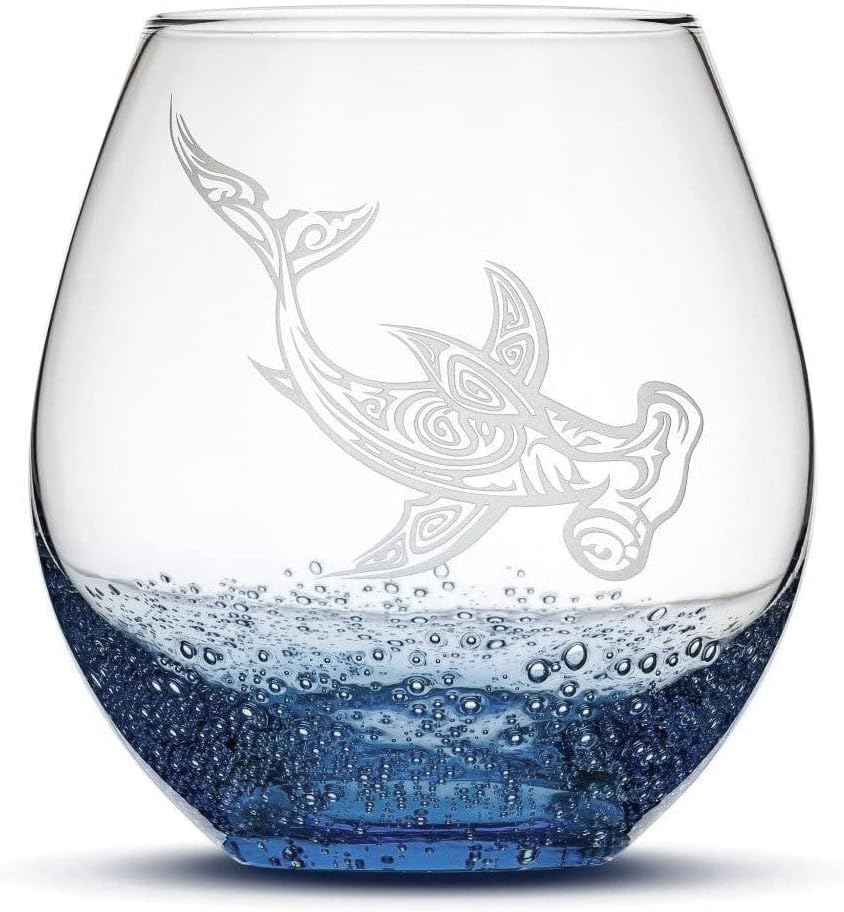 Integrity Bottles Tiburón martillo tribal, copa de vino sin tallo, hecha a mano, soplada a mano, regalos grabados a mano, tallada en arena, 18 onzas