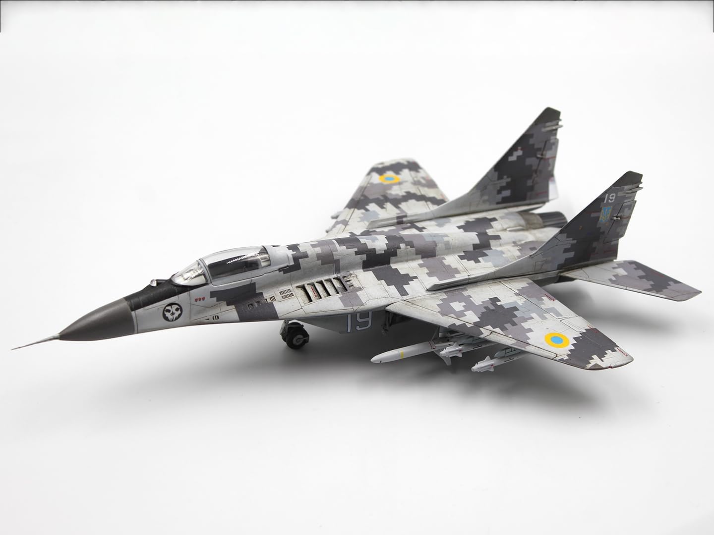 ICM 72143 - Airplane Model ''Radar Hunter', Plastic Military Plane MiG-29 '9-13' Ukrainian Fighter with HARM Missiles - Scale 1:72