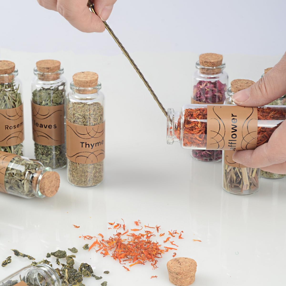 Kräuter Set im Vintage Holzkoffer – 100% Reine Naturkräuter getrocknet im Glas mit Korken & Zange – Geschenkbox für Rituale, DIY, Hexen, Duftsäckchen & Deko (24er Kräuterset)