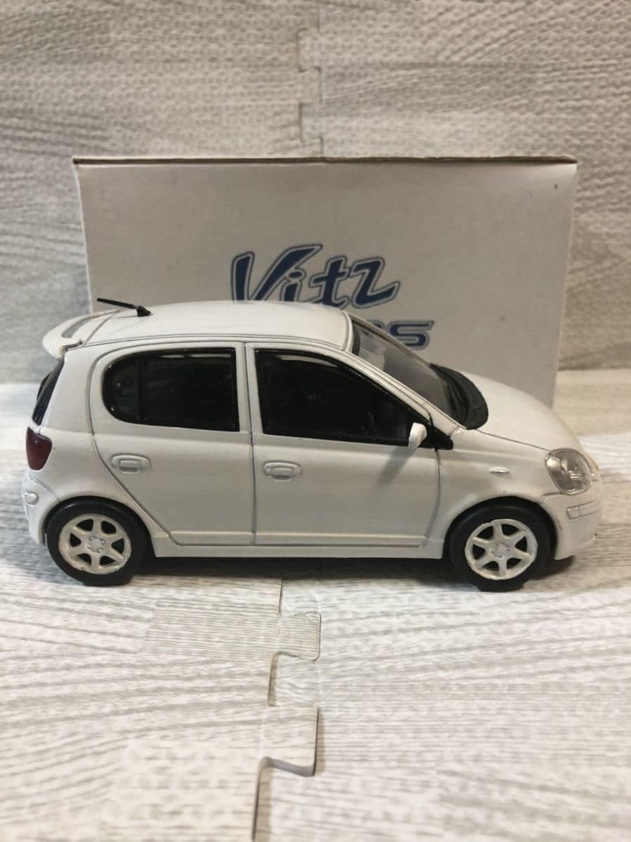 TOYOTA Vitz 1/24 ミニカー 13台 1:24 Toyota Vitz Yaris Super White ll Color Sample Die Cast Model