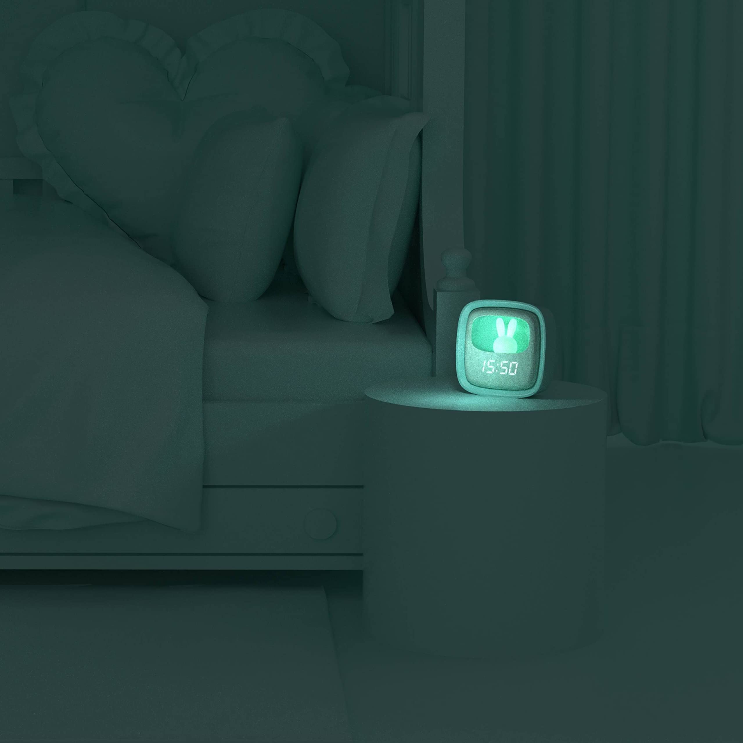Despertador y Luz Nocturna para Niños Billy Clock con Conejo - Tela y Silicona Soft-Touch - Programación Fecha, Hora y 2 Alarmas - Brillo Ajustable - Azul - Mob