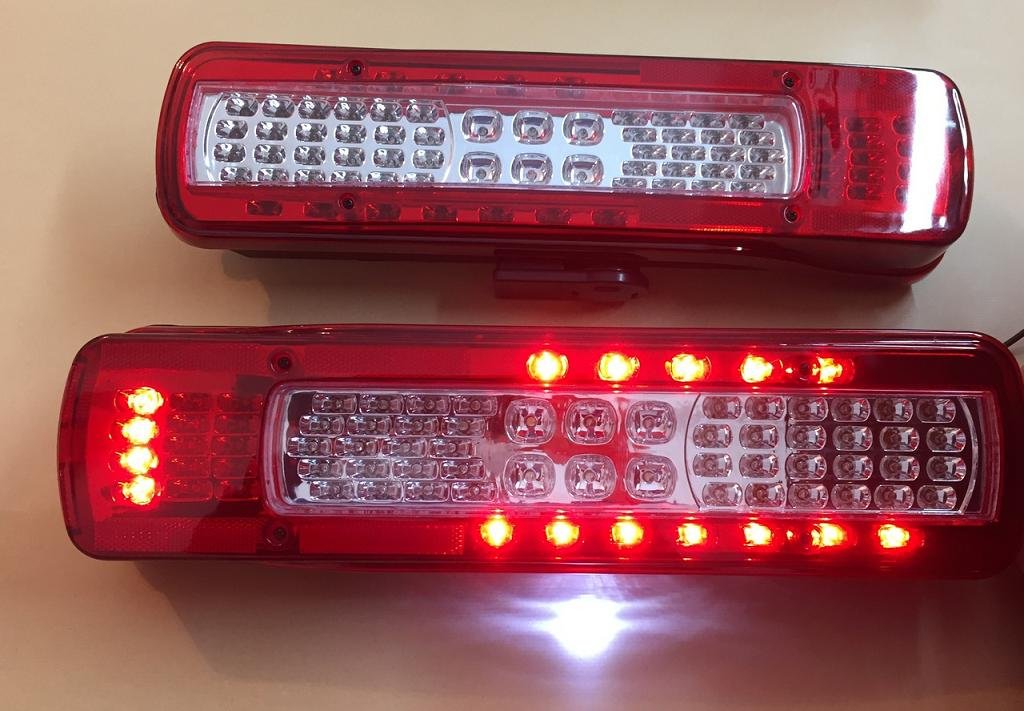 2 faros traseros LED con alarma de marcha atrás en el faro izquierdo y luz para matrícula de 500 mm en el faro derecho