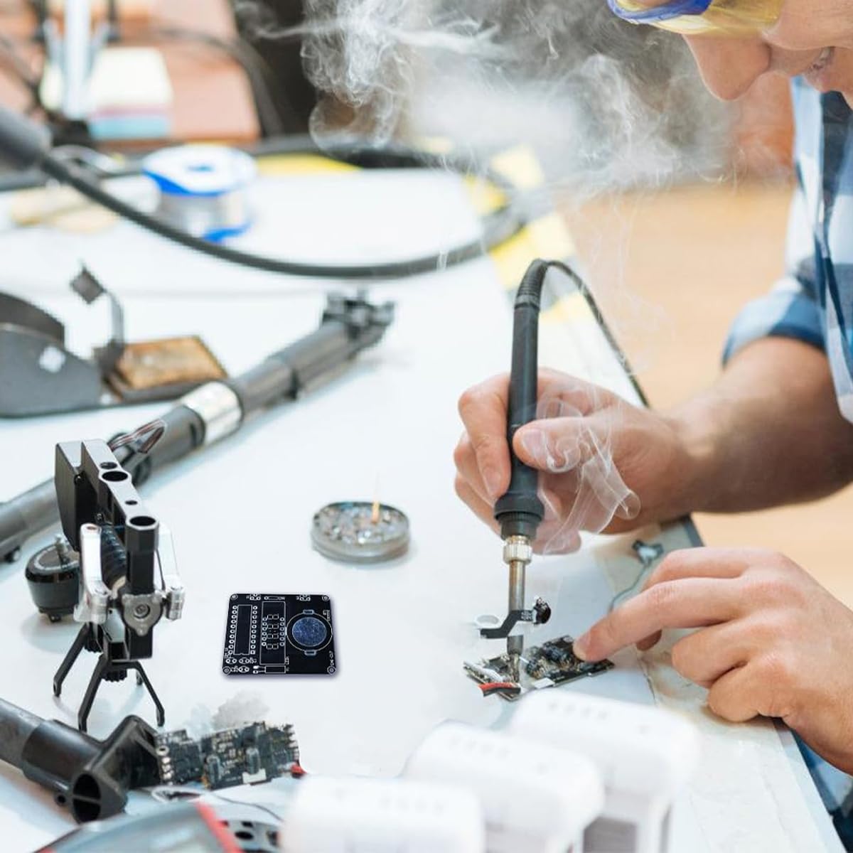 DIY-Lötset für eine Uhr mit 4-stelliger Anzeige, Lötprojekte mit transparentem Gehäuse, Bausatz für Schule und Schüler, inklusive Batterie (Schwarz)