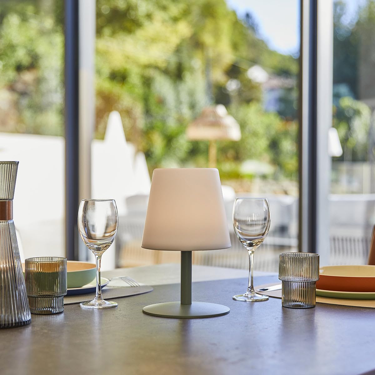 Lumisky Standy Mini Olive Lampada da tavolo senza fili, base in acciaio verde oliva, luce LED bianco caldo dimmerabile, altezza 25 cm