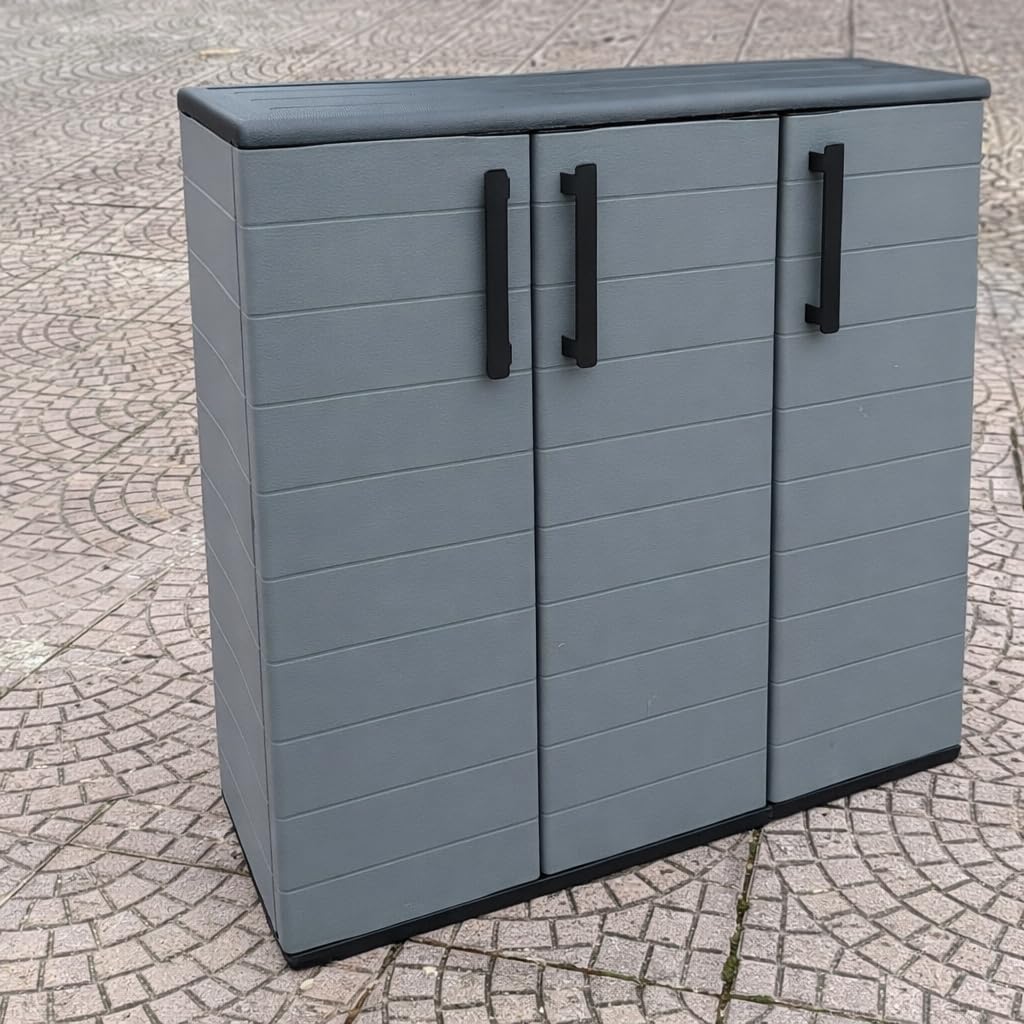 Armadio Basso 3 Ante da Esterno 102x37x84h cm Ripiani Regolabili - Antiusura, Idrorepellente, Chiusura a Scatto, Robusto, Anti odore, Lavabile - Plastica Eco Sostenibile Grigio