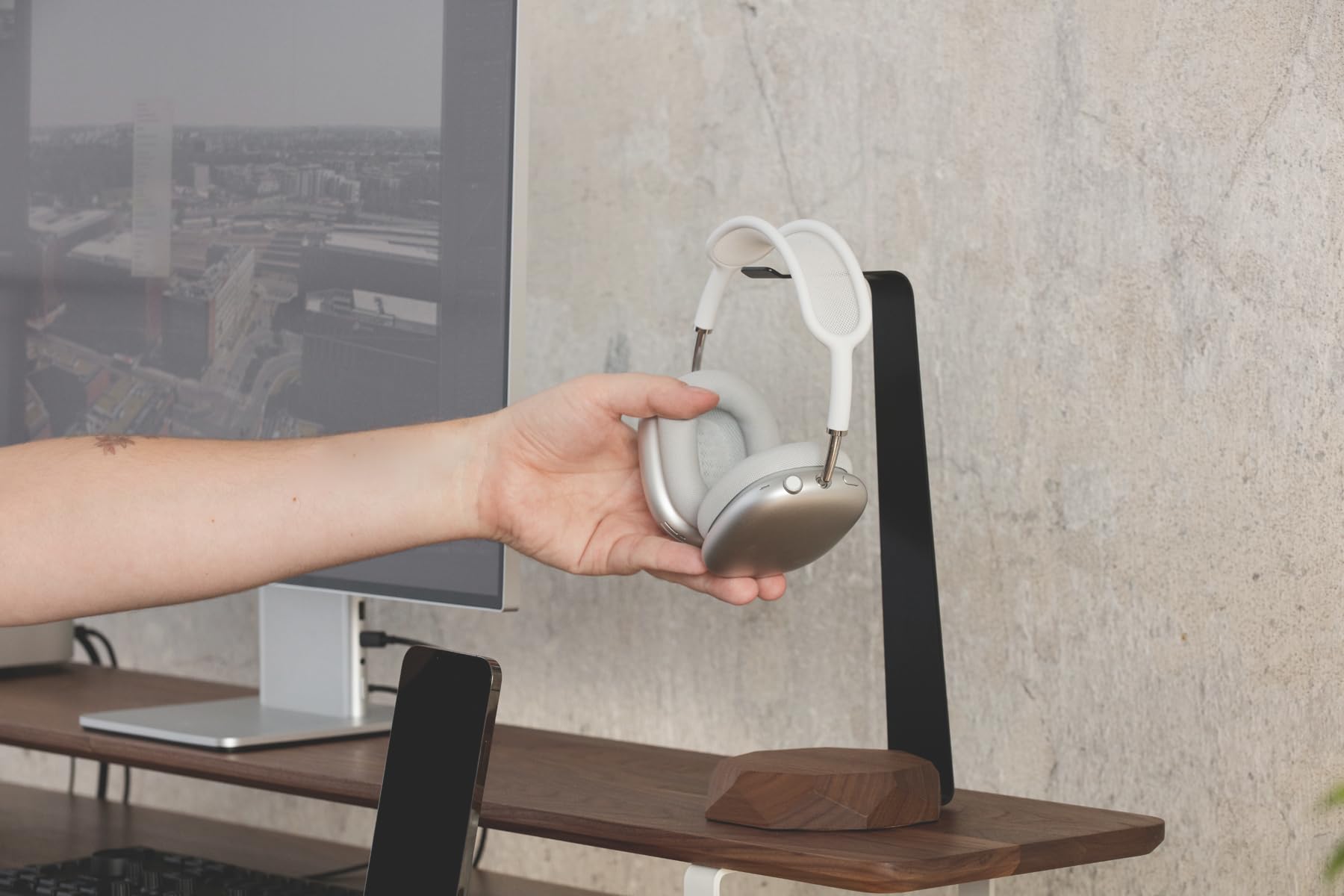 Oakywood 2-in-1-Kopfhörerständer mit Kabellosem Ladegerät aus Holz - Handgefertigter Headset-Halter und Ladegerät 15-W-Ladegerät - Stahl und Naturholz Walnuss