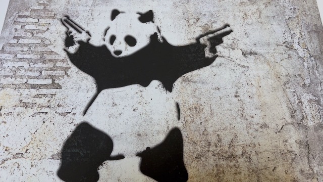 Panda De Banksy SIGNLEADER Banksy Panda With Handguns On Wall Cities