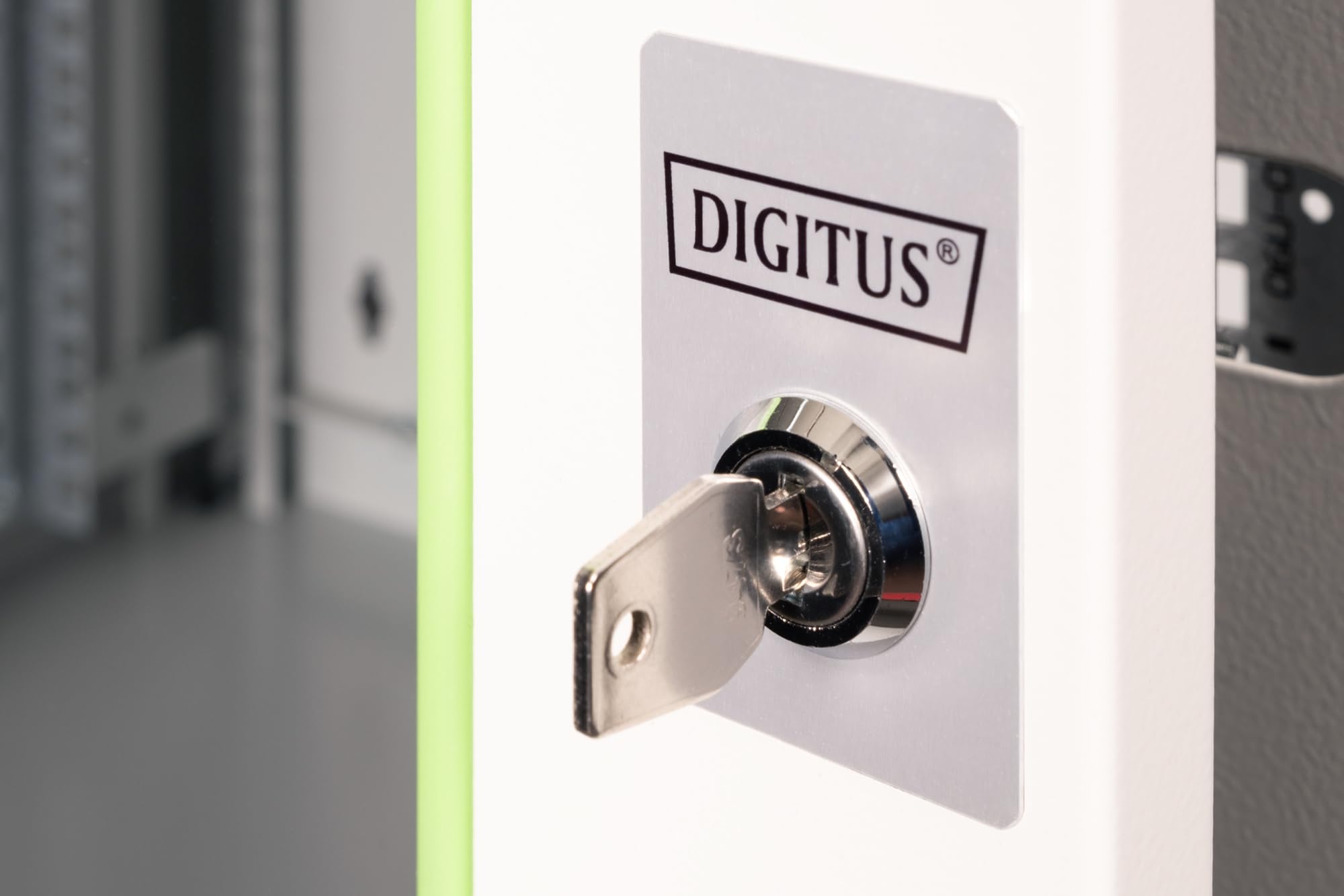 DIGITUS Netzwerk-Schrank 19 zoll 12 HE - Wandmontage - 450 mm Tiefe - Traglast 100 kg - Unique Serie - Glastür - Grau | Nutztiefe 370 mm – Wandmontage – Traglast 100 kg – Sicherheitsglastür – Schutzklasse IP20