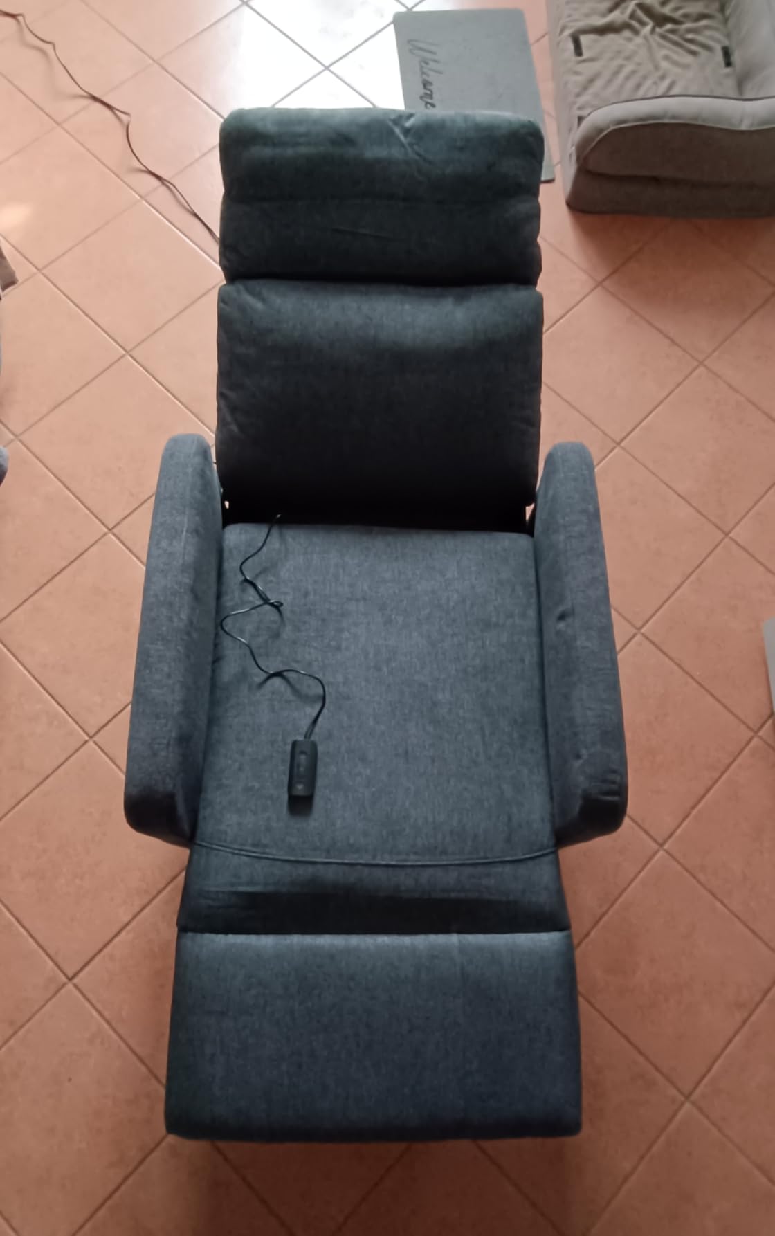 Diagram showing easy assembly steps for the recliner chair