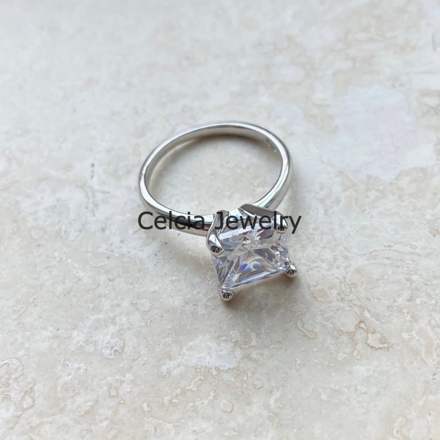 Anillo de declaración de CZ blanco natural, anillo solitario, anillo de regalos de ceremonia de boda, anillo minimalista, anillo del día de la madre, hermoso anillo de piedra natal de abril para mujer