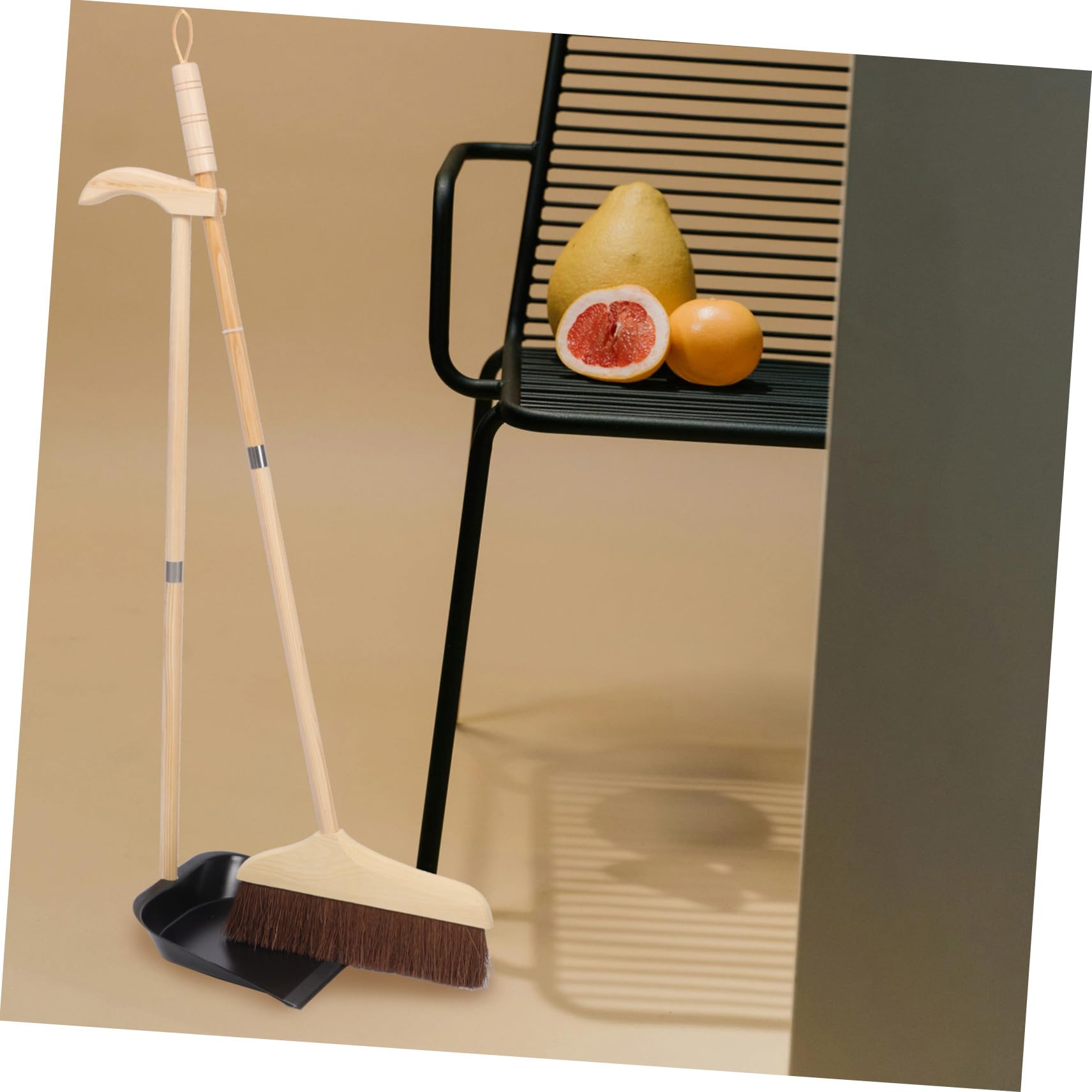 SOLUSTRE Besen und Kehrschaufel Haushalt Innen und Außenbereich Geeignet Robustes Material Ergonomischer Griff Platzsparendes Design