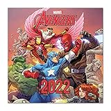 CALENDARIO CON PÓSTER DE REGALO - Nuestro nuevo calendario Grupo Erik va desde Enero de 2022 a Diciembre 2022 cada mes con una ilustración inspirada en la pelicula. Además cuenta con un póster Marvel : Los Vengadores para decorar tú habitación ¡Este calendario anual 2022 no le falta detalle!