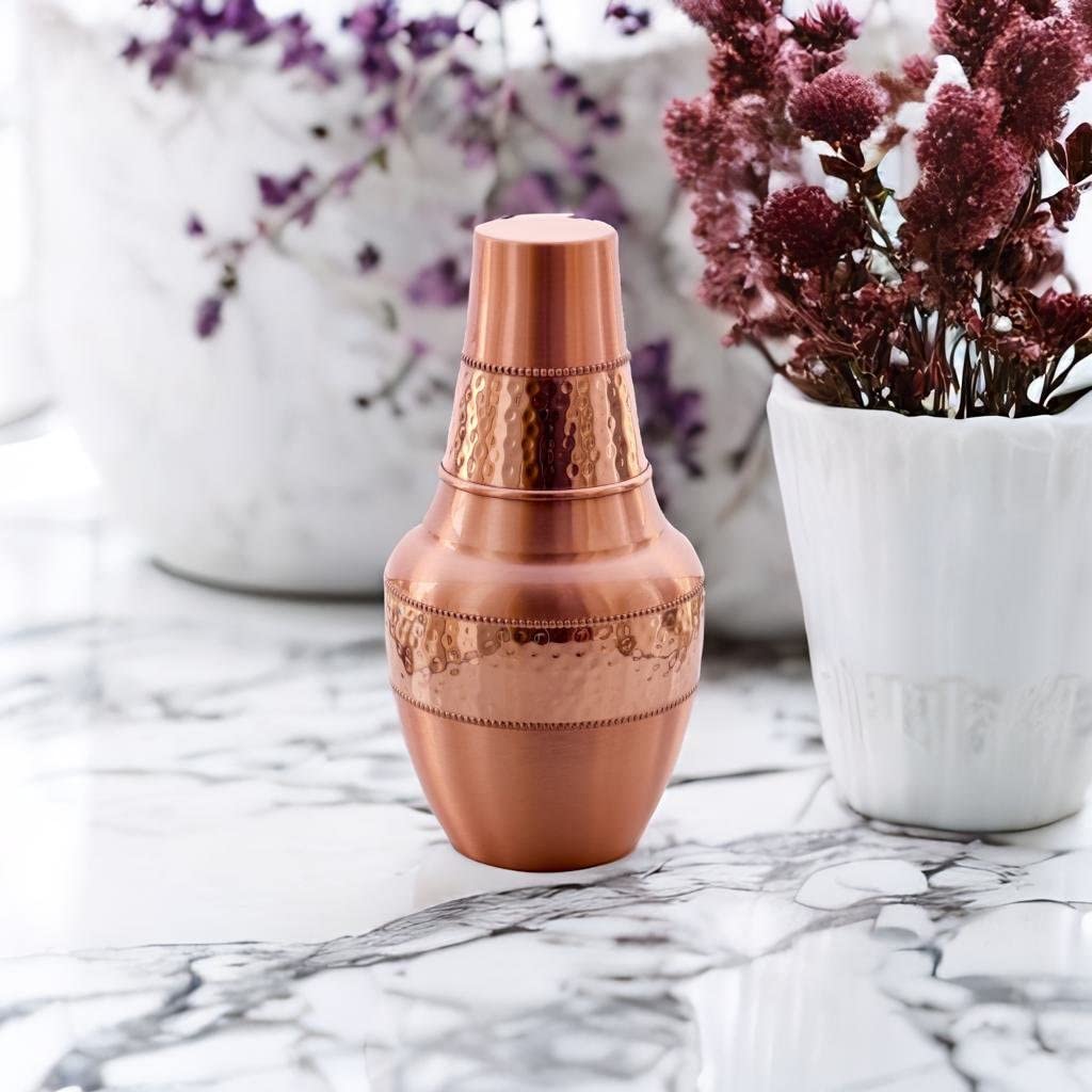 Kupferkaraffe 1 Liter – Für Ayurveda-Wasser, Inkl. Becher, Gehämmertes Design