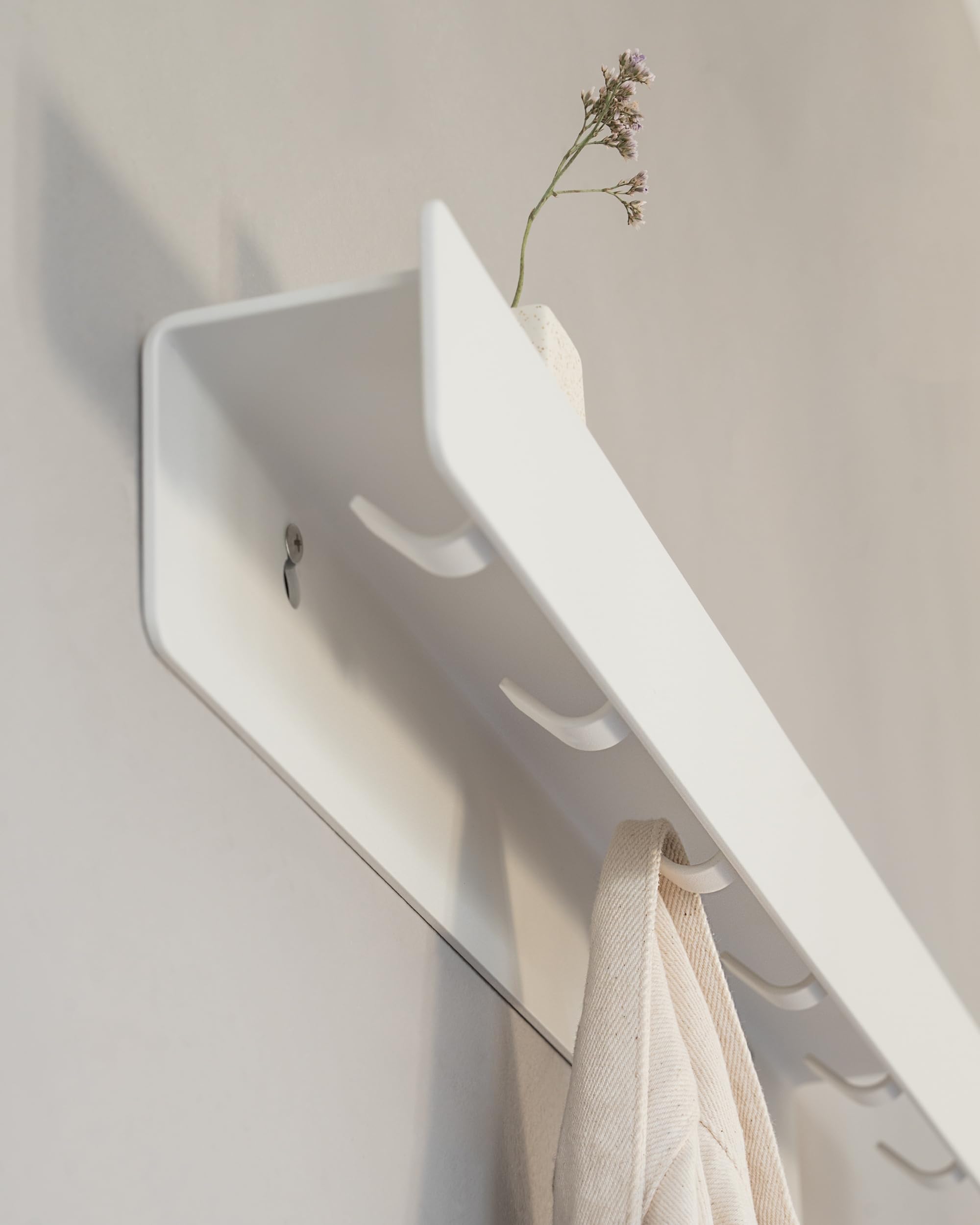 Kazai. Perchero de Pared 'Kian' | Moderno con Ganchos para Colgar Ocultos y Estante | Colgador de Pared de Diseño en Metal | Percheros para Puerta y Recibidores de Entrada | Blanco