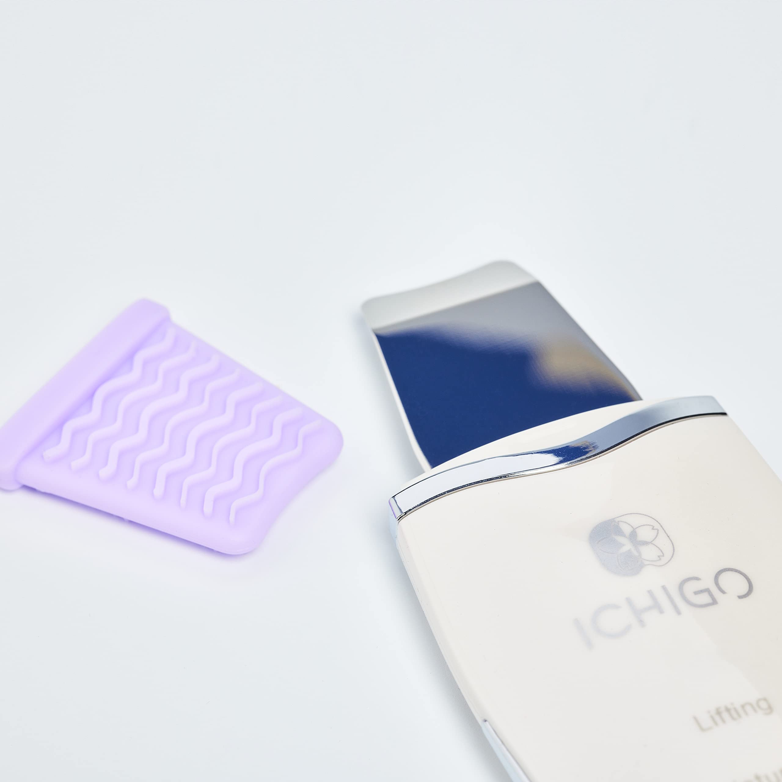 ICHIGO PERFECT CLEAN - Limpiador ultrasónico 4 en 1 función de iones, vibración, fototerapia LED y EMS limpia, exfolia, hidrata y tensa.Accesorio de silicona piel sensible. USB y 3 años de garantía.