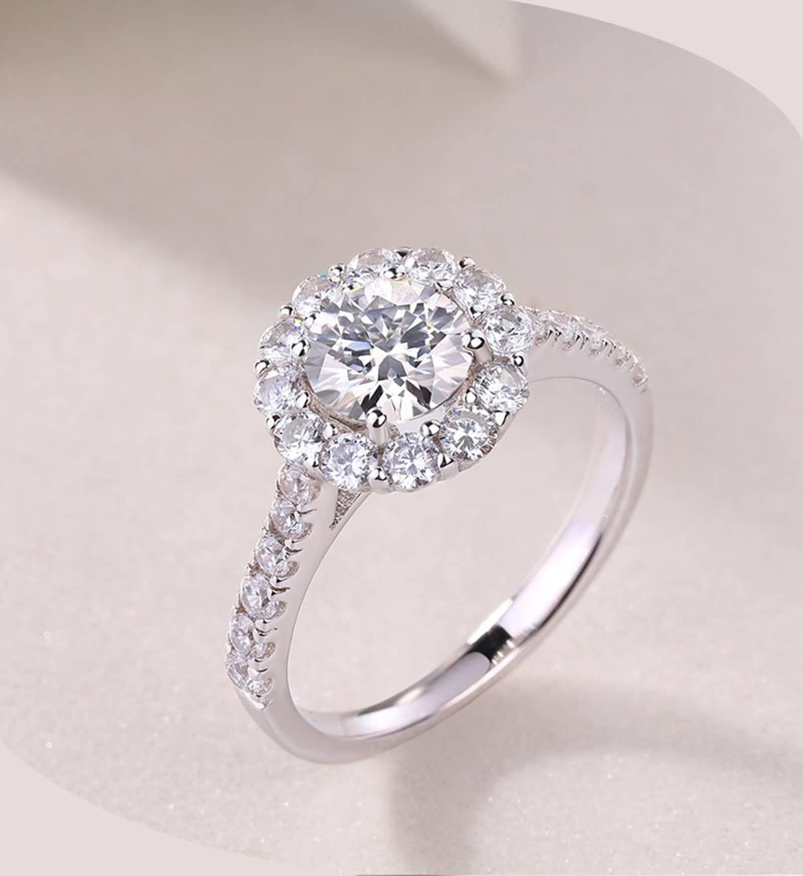 The Promise - Anillo de promesa simple con moissanita de corte redondo de 1 quilate, plata, oro blanco y platino