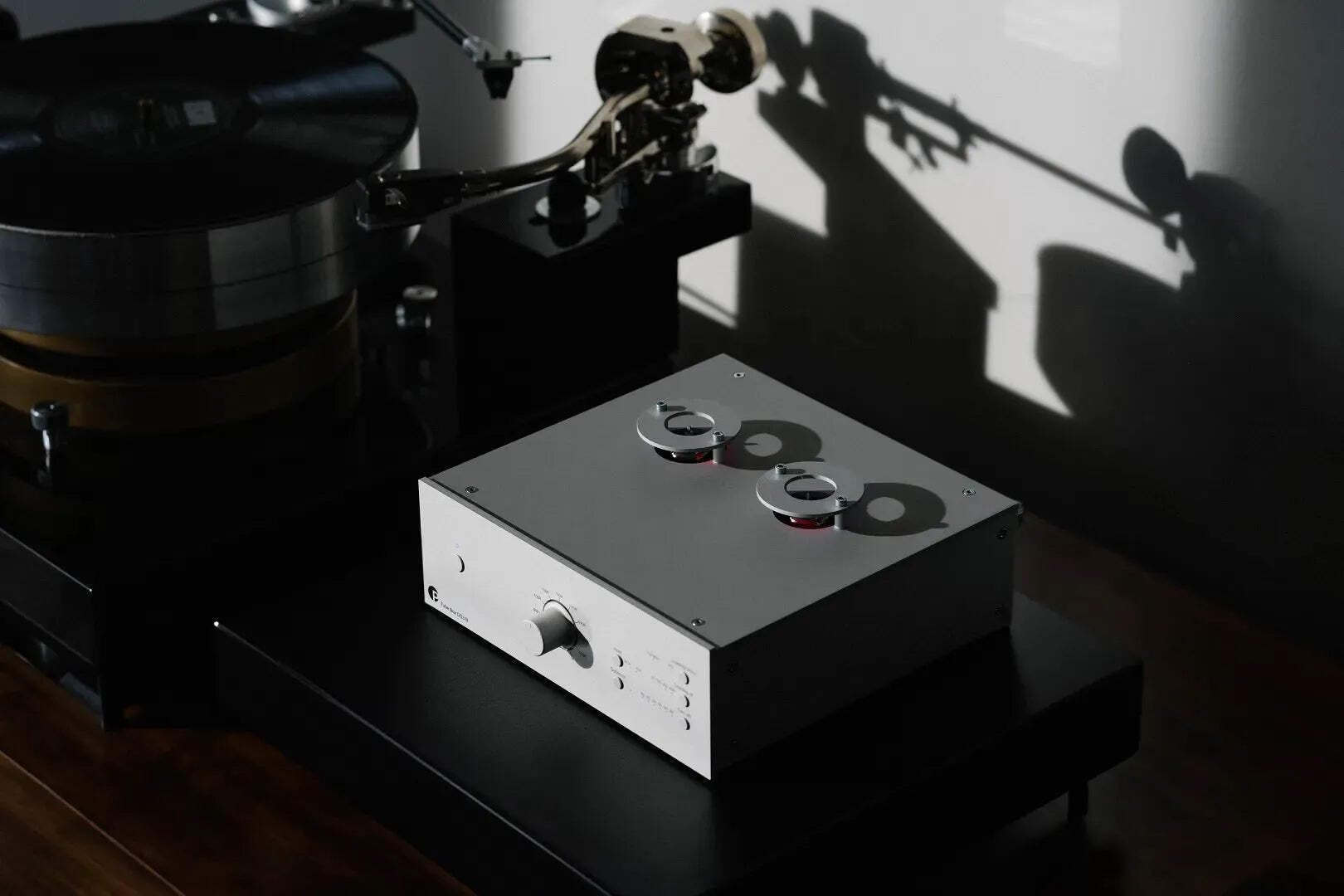 Pro-Ject Tube Box DS3 B Dual-Mono True Balanced Röhren-Phono-Vorverstärker (Silber)