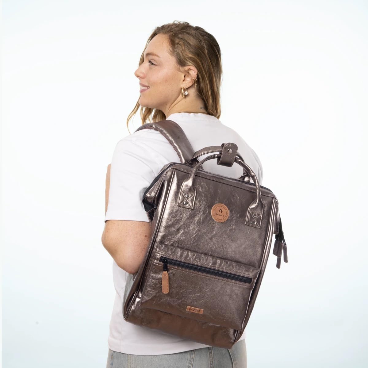 CABAIA - Sac à Dos Adventurer Louisville - Medium 18L - Déperlant - Compartiment Ordinateur Portable 13" - 2 Poches - Certifié Vegan - Sac Voyage, Affaires, École pour Homme et Femme - Marron