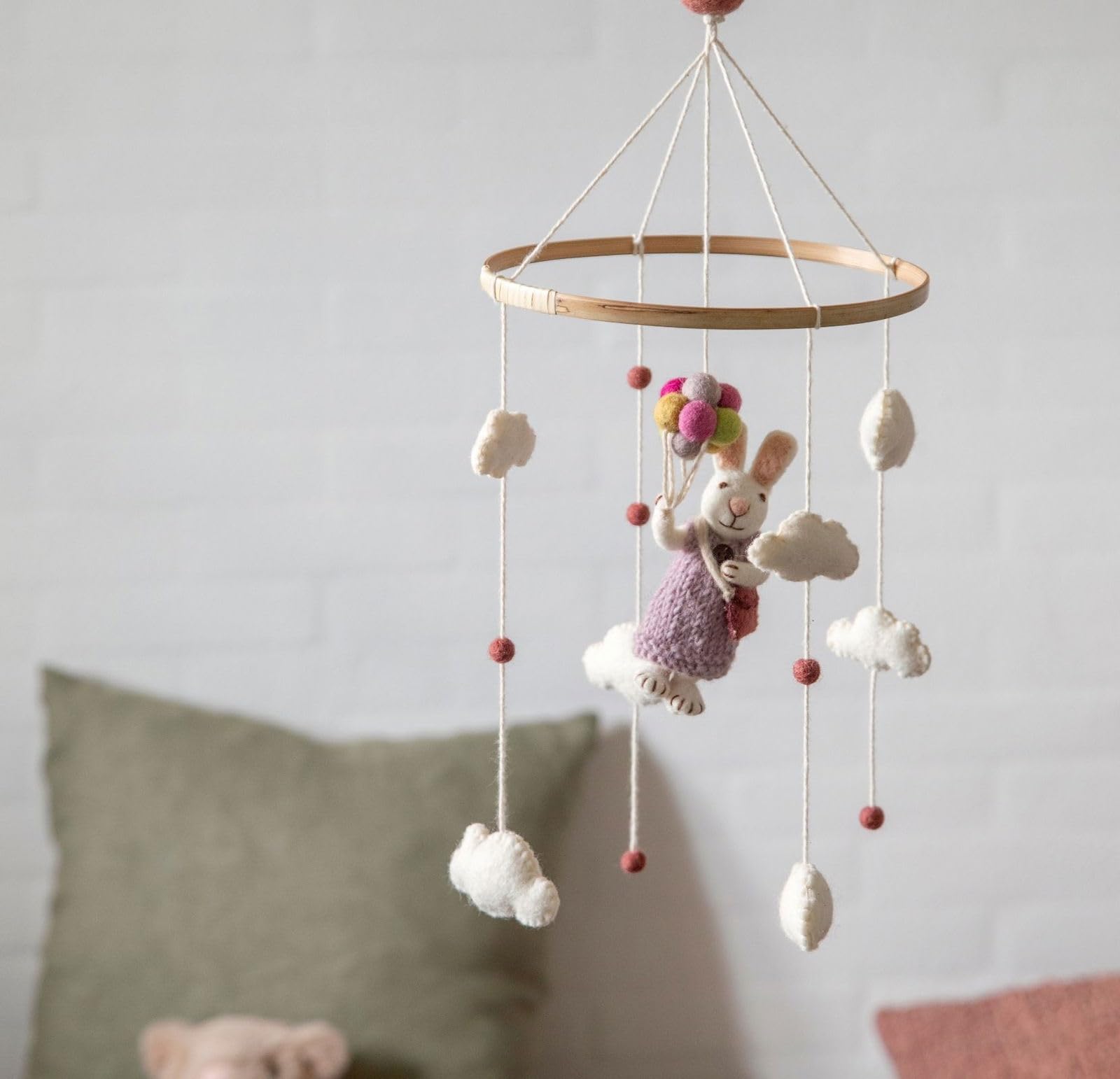 Fatto a mano e certificato Fairtrade | Gry & Sif | Elegante design danese x artigiano nepalese | Baby mobile con coniglio con palloncino in feltro per culla box fasciatoio cameretta dei bambini