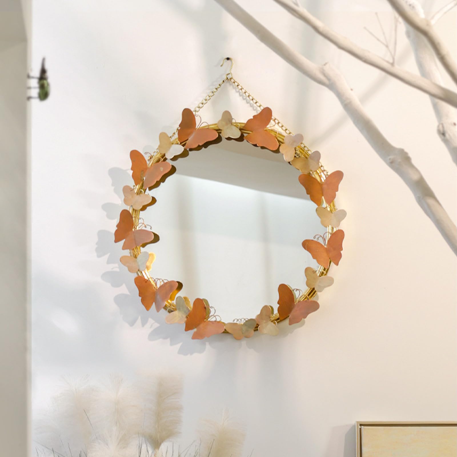Miroir circulaire en métal rose pour sublimer un mur blanc vide