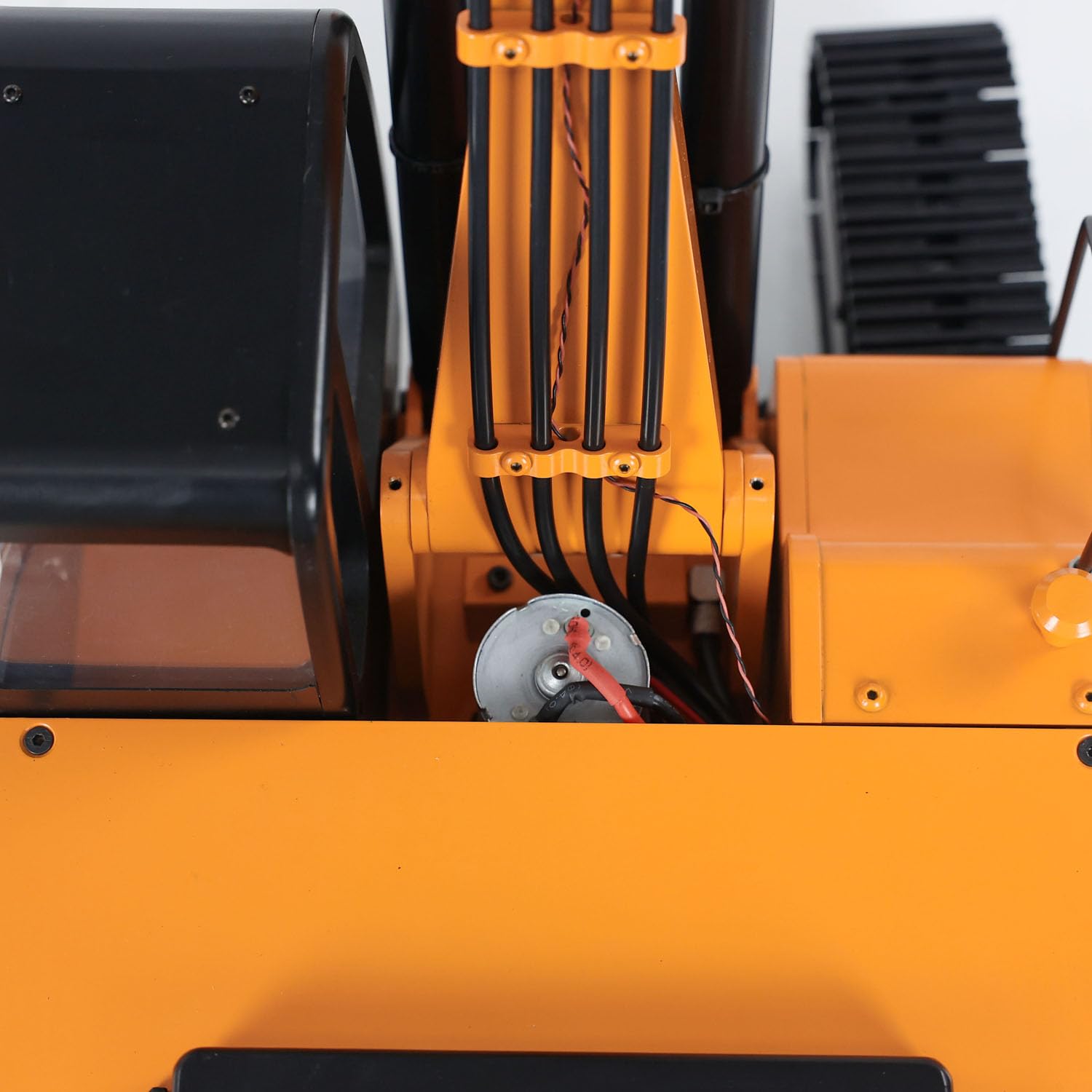 JDM 1/12 RC - Modelo de excavadora hidráulica con válvula de bomba de pistas, controlador de radio ESC pintado montado en amarillo, modelo de grado hobby