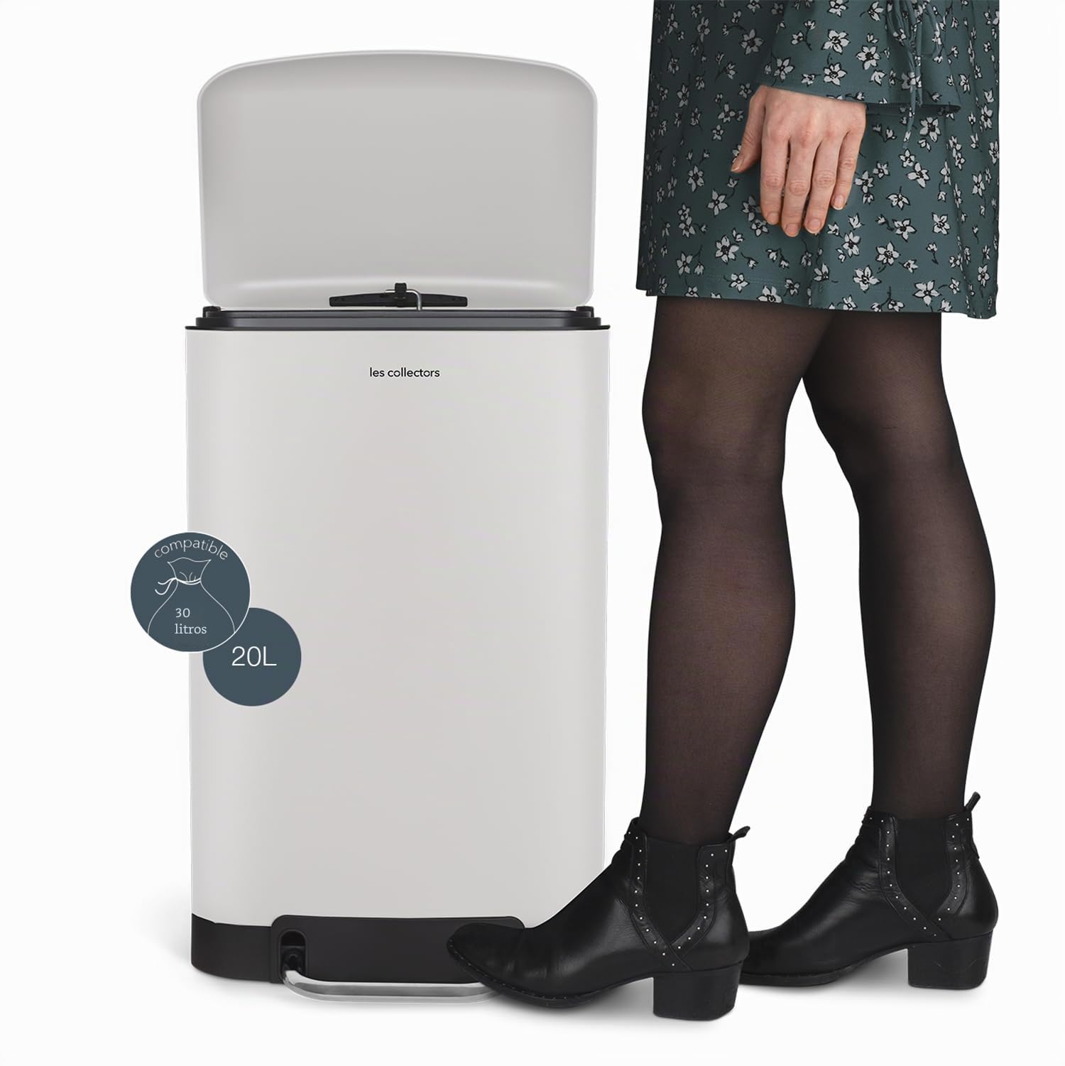 Les Collectors, Cubo de cocina a pedal N°528, Acero inoxidable, Capacidad 20L, Compatible con bolsas de 30L, Compacto, Práctico, Cierre silencioso, Cubeta interior extraíble, Acabado mate, Blanco