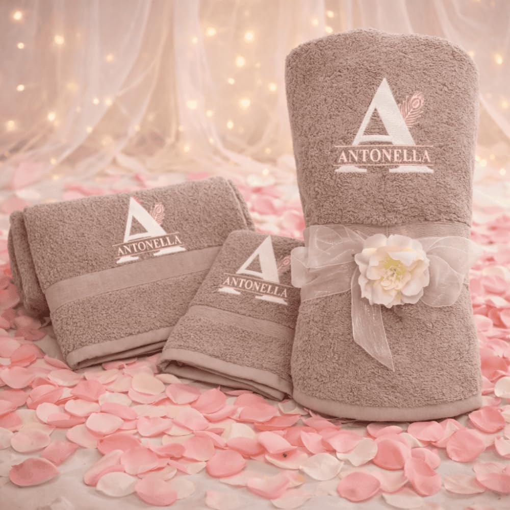 D&Vlab Kit Set Completo asciugamani da bagno 3 pezzi Telo viso bidet Personalizzate Ricamate con Nome e Iniziali - Spugna di Puro Cotone Idrofilo beige - Idea Regalo per lui e lei LETTER