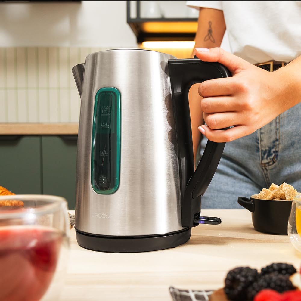 Cecotec Bollitore Elettrico da 1,7L Thermosense 210 Steel. 2200W, Corpo in Acciaio Inossidabile, Base Girevole 360º, Manico Ergonomico a Tocco Freddo, Indicatore Luminoso, Doppio Sistema di Protezione