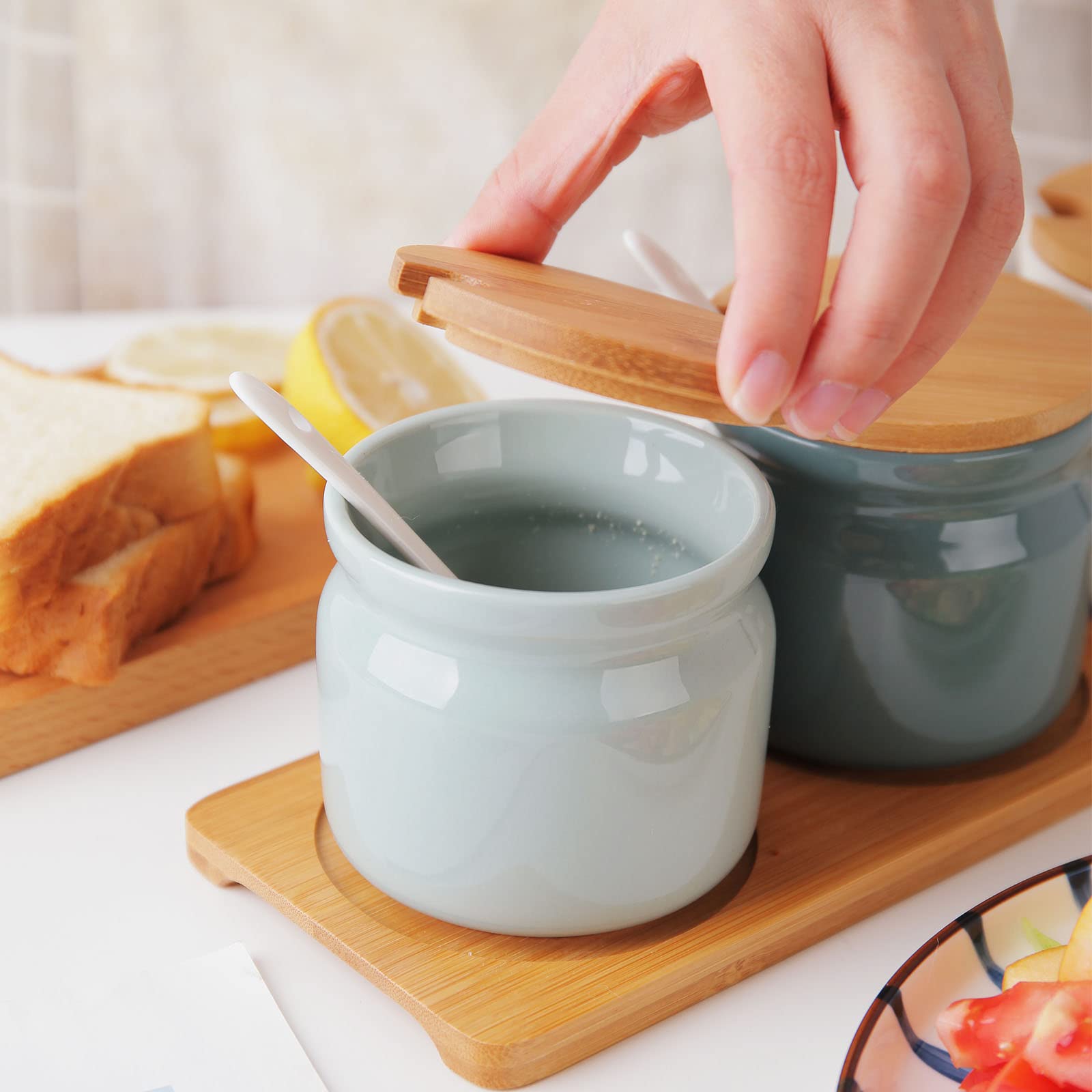 Chase Chic Tarro de condimentos, Juego de Tarros de Cerámica para Condimentos con Tapas, Cucharas y Bandeja de Madera, Cerámica Spice Jar Envase 230ml, Ideal para La Cocina del Hogar