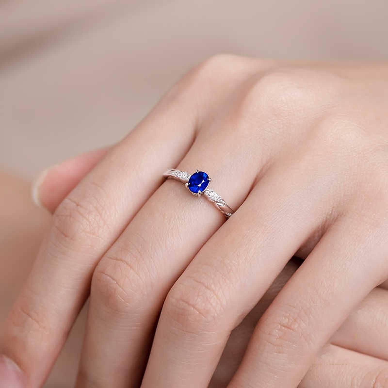 Anelli Fedi Nuziali Donna Oro Bianco 9 Kt / 14 Kt / 18 Kt, 4 Griffe Ovale con Zaffiro da 0,4 ct e Diamante, Anello Fedi Nuziali Donna in Blu Argento