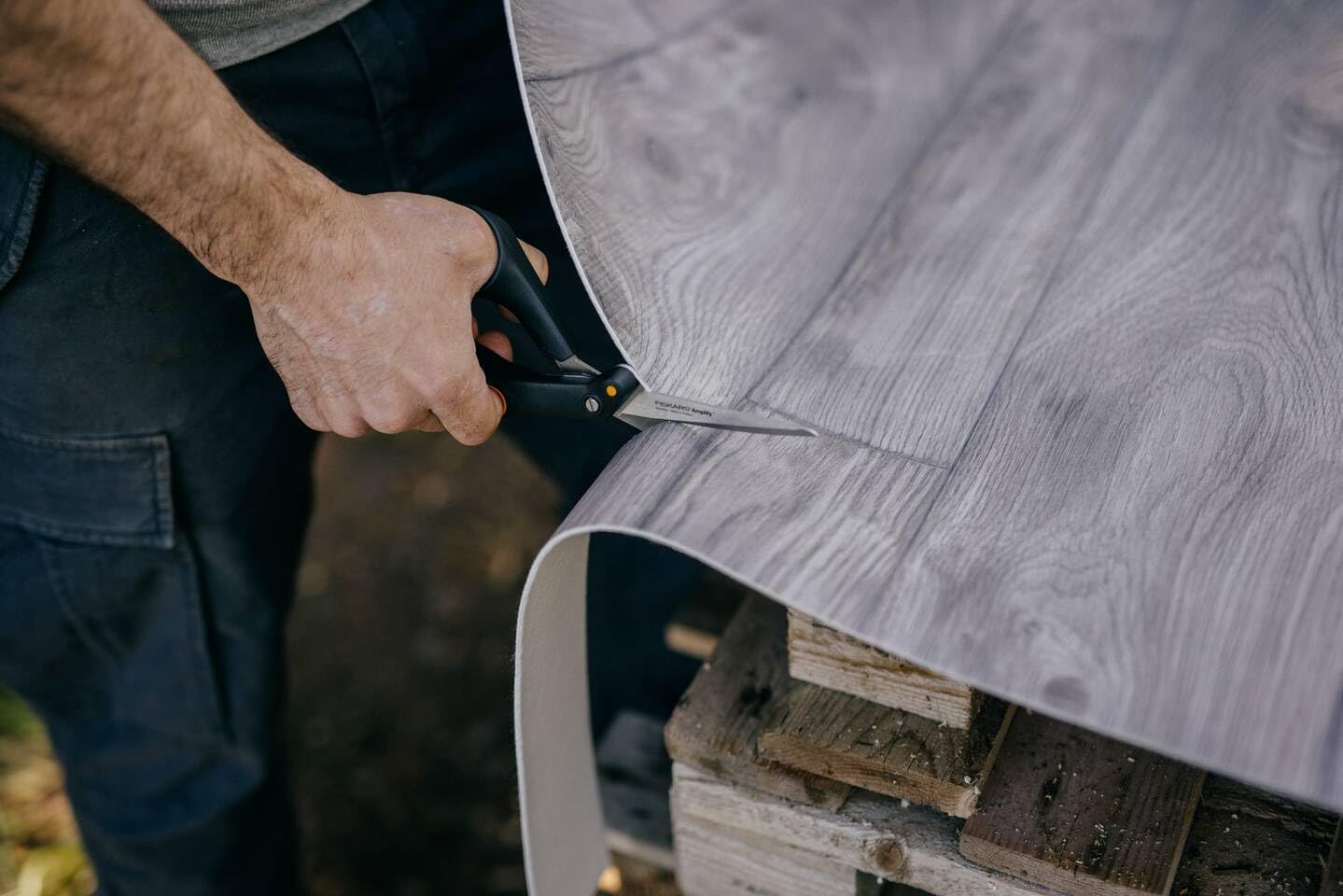 Fiskars Serrated Hardware Scissors, For right-handed users, With Power-enhancing Technology, Length: 21 cm, Stainless Steel Blade/Plastic Handles, Black/Orange, Amplify, 1020224