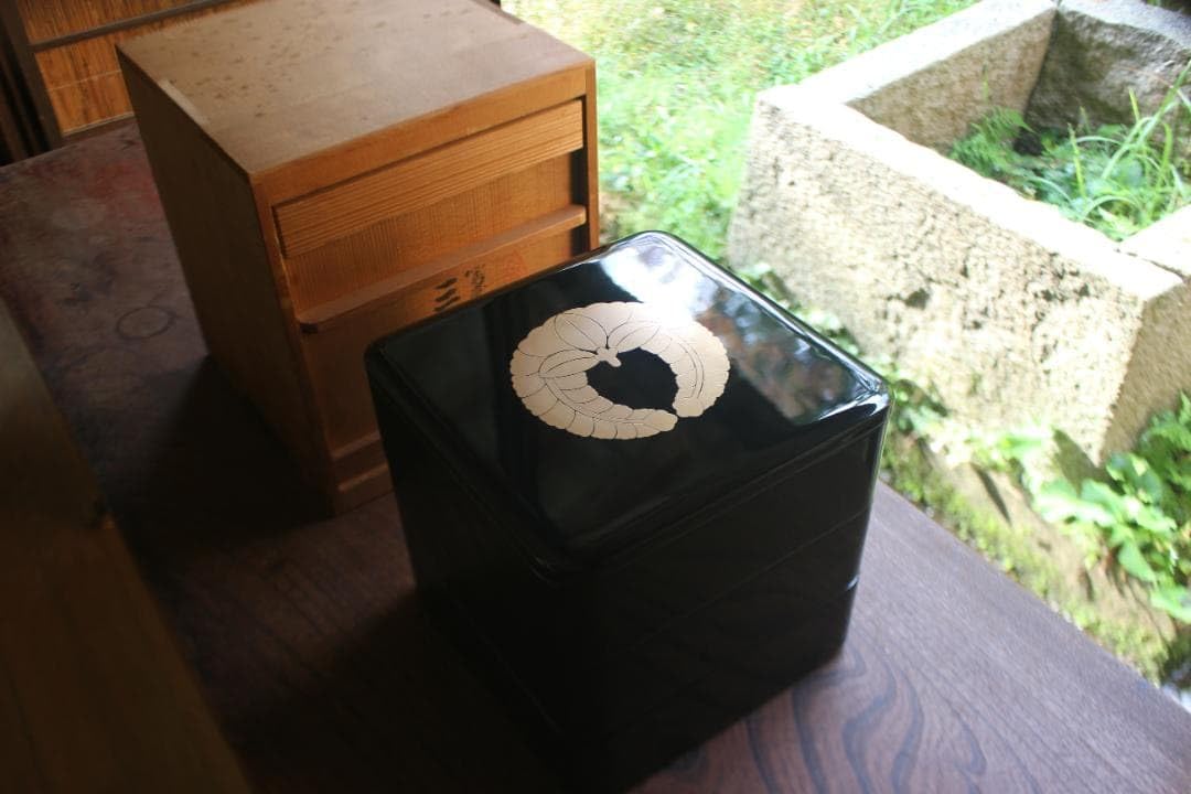 デッドストック上質内朱黒漆に優美な下がり藤蒔絵の映える三段重(検輪島塗重箱お重