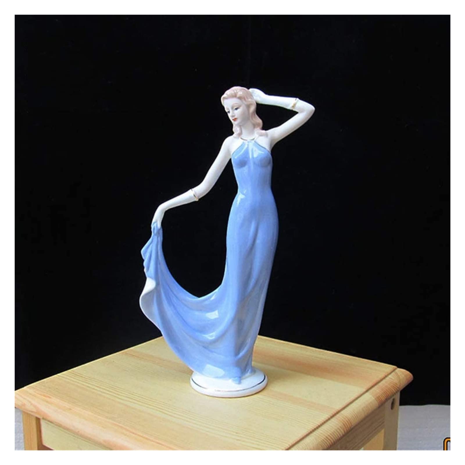 陶器製女性像 白と青のドレス