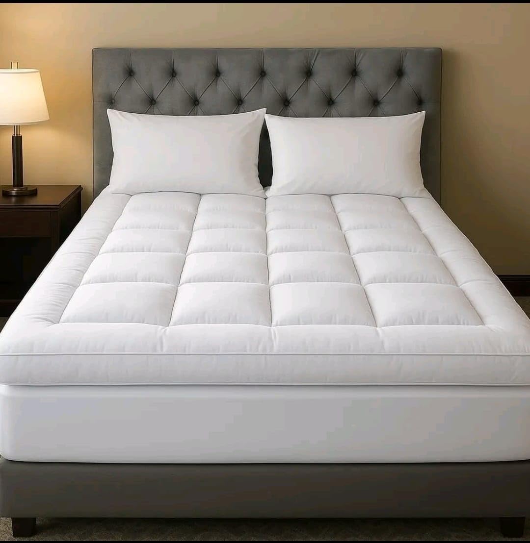 A&Z Home Microfiber Quilted Mattress Topper - Extra Soft Hotel Quality Double Bed Topper with Elastic Corner Straps - 4 Inch / 10cm Thick White - Fluffy and Hypoallergenic (Small Double, 122x190 cm)
